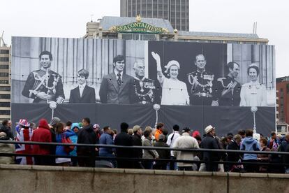 Miles de personas de todo el mundo han acudido a Londres para presenciar el espectáculo de las celebraciones del fin de semana. La reina junto con todos los miembros de la familia real participan en un desfile acompañados de una flotilla de unos mil barcos por el Támesis.