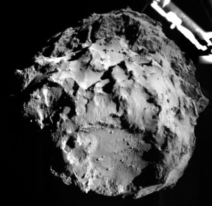 Imatge del cometa 67p/CG presa pel satllit 'Philae' a 3 quilmetres de distncia.