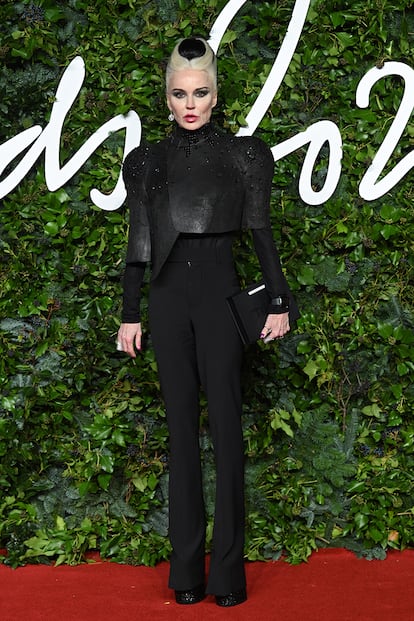 Daphne Guinness, con un total look negro y el pelo bicolor.