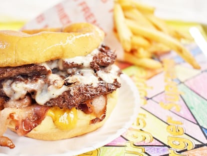 Hacer una buena 'smash burger' en casa es sencillo con tan solo seguir unos pocos pasos.