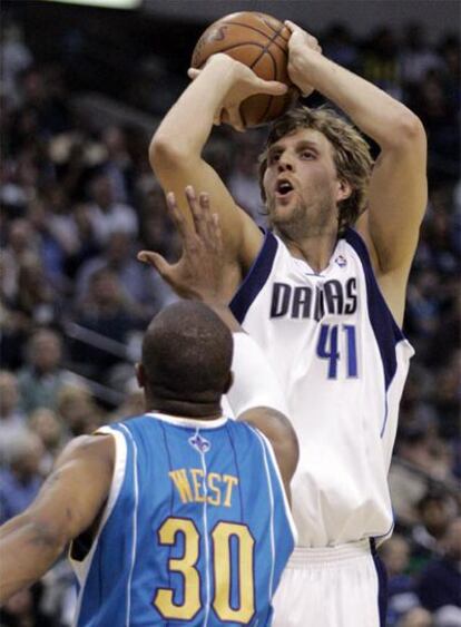 Dirk Nowitzki lanza a canasta.