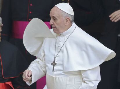 El papa electo Francisco, sale de la basílica de Santa María la Mayor de Roma. El nuevo pontífice prefiere ser llamado "papa Francisco", en honor a san Francisco de Asís.