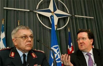 El secretario general de la OTAN, George Robertson, y el general alemán Harald Kujat, esta madrugada en Bruselas.