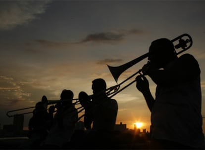 Músicos tocan al atardecer en el Malecón de La Habana, punto de encuentro de la capital cubana.