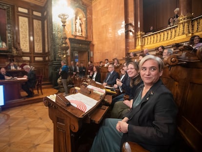 La ex alcaldesa y líder de Barcelona en Comú, Ada Colau, al inicio del pleno del Ayuntamiento de Barcelona, este viernes.