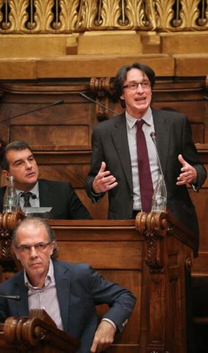 Jordi Portabella, líder de UxB, en un momento de su intervención. A la izquierda, Joan Laporta, y en primer plano, Ricard Gomà.