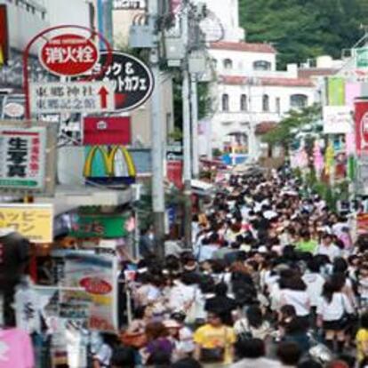 Una multitud pasea por una calle comercial en Tokio, Japón.