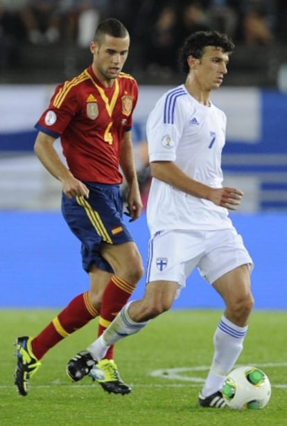 Mario Su&aacute;rez marca a Eremenko en una jugada. 