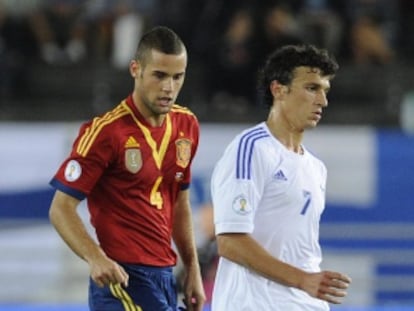 Mario Suárez marca a Eremenko en una jugada.