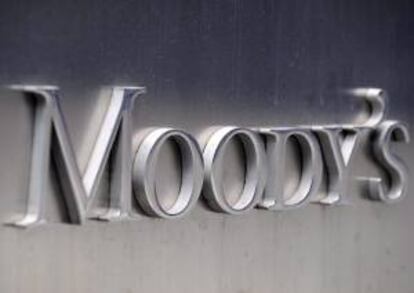 Grecia sale así de la clasificación C, la más baja que otorga Moody's, después de que le fuera otorgada en mayo de 2012. EFE/Archivo