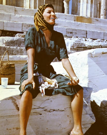 Sophia Loren en Atenas, 1956. Esta imagen de Sophia Loren en la Acrópolis de Atenas en 1956 es puro cine, glamour mediterráneo y mito de Hollywood. Las alpargatas, la falda remangada, el lino, el pañuelo en la cabeza, la sonrisa auténtica: la foto refleja la fascinación del cine por el exotismo europeo de los años 50, cuando los estudios buscaban escenarios reales y actrices con magnetismo natural.  (Silver Screen Collection/Getty Images)