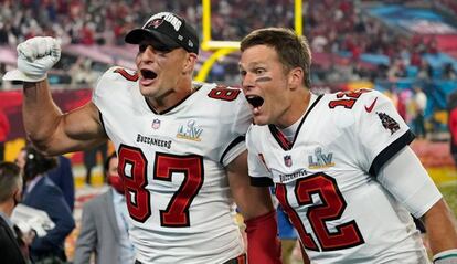 Rob Gronkowski y Tom Brady celebran su triunfo en la Super Bowl.