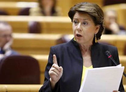 La ministra de Fomento, Magdalena Álvarez, responde en el Senado a las críticas sobre la crisis ferroviaria de Barcelona.