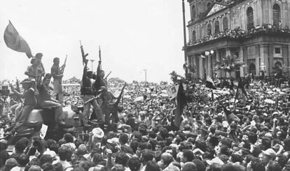 Celebración del triunfo de la revolución sandinista frente a la catedral en ruinas de Managua en 1979.