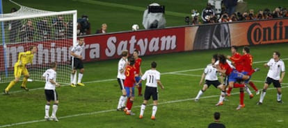 Instante del remate de cabeza de Puyol que supuso el gol de la victoria.