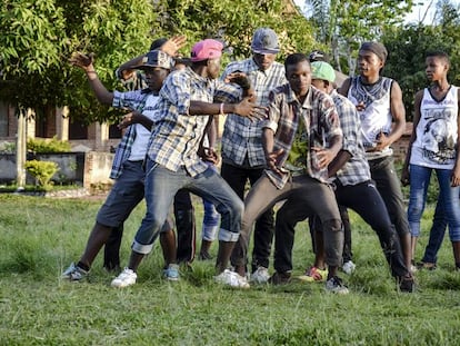 Un momento de la actuación del grupo camerunés de hip hop Elementrix