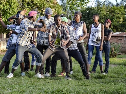 Un momento de la actuación del grupo camerunés de hip hop Elementrix