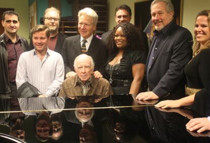 Carlisle Floyd, sentado ante el piano, en la sede de la ABAO rodeado del equipo de Susannah.