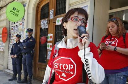 Activists from the Mortgage Victims Platform protest outside the Valencia home of Popular Party official Esteban Gonz&aacute;lez Pons.