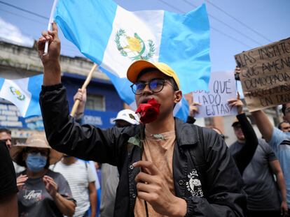 Los partidarios del candidato presidencial anticorrupción Bernardo Arévalo del partido político Semilla protestan frente a la oficina del Fiscal General de Guatemala para exigir respeto a los resultados de la primera vuelta de las elecciones presidenciales de Guatemala, en Ciudad de Guatemala. 13 de julio, 2023.