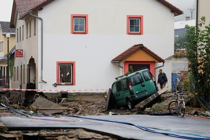 Daños causados en una calle en Jesenik (República Checa), este lunes tras las fuertes lluvias. 