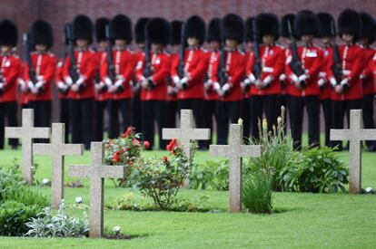 Guardias británicos durante un servicio para conmemorar el centenario del inicio de la batalla del Somme en el Commonwealth War Graves Comisión Memorial en Thiepval, Francia.