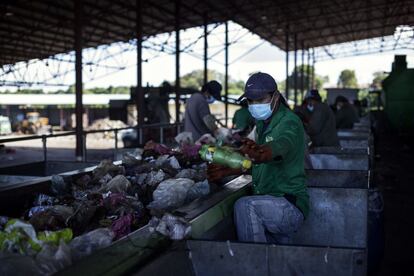 Una trabajadora separa los residuos en una de las líneas de clasificación de la Planta de Residuos Sólidos Urbanos (RSU), la cual reemplazó al antiguo vertedero de La Chureca en Managua.