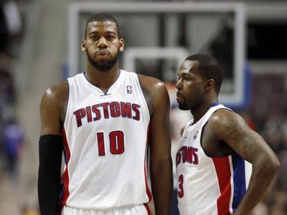 Monroe y Stuckey se lamentan de la derrota de los Pistons.