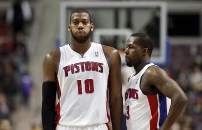 Monroe y Stuckey se lamentan de la derrota de los Pistons.