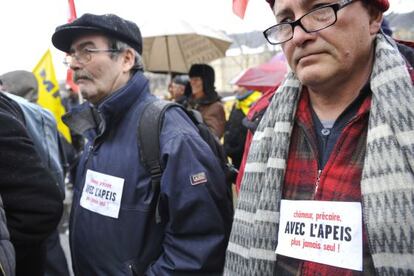 Miembros de la asociaci&oacute;n francesa contra el aumento del paro, Apeis, durante una manifestaci&oacute;n en Par&iacute;s celebrada este lunes.