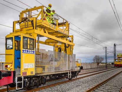 Operarios realizando el mantenimiento de instalaciones de la red ferroviaria de Adif.