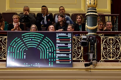 El Congreso aprueba por unanimidad la Ley ELA. A la derecha de la foto, el exfutbolista y exentrenador Juan Carlos Unzué, afectado por la enfermedad.