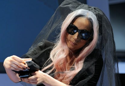 La cantante Lady Gaga, ha presentado en Las Vegas, en su calidad de directora creativa de Polaroid, una nueva gama de cámaras Instant Mobile Printer.