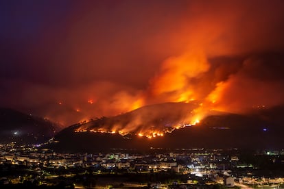 Imagen de las llamas producidas por el incendio forestal en la localidad de O Barco de Valdeorras, Ourense.