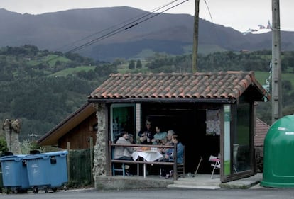 Unas vecinas de tertulia en una marquesina del valle de Karrantza (Vizcaya).