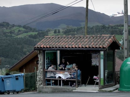 Unas vecinas de tertulia en una marquesina del valle de Karrantza (Vizcaya).