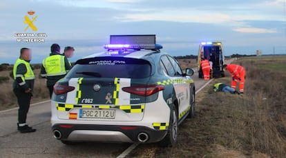 Una patrulla de la guardia civil atiende a la mujer en una carretera de Palencia, este lunes.