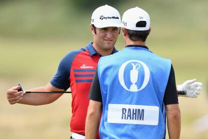 Rahm, con su caddie.