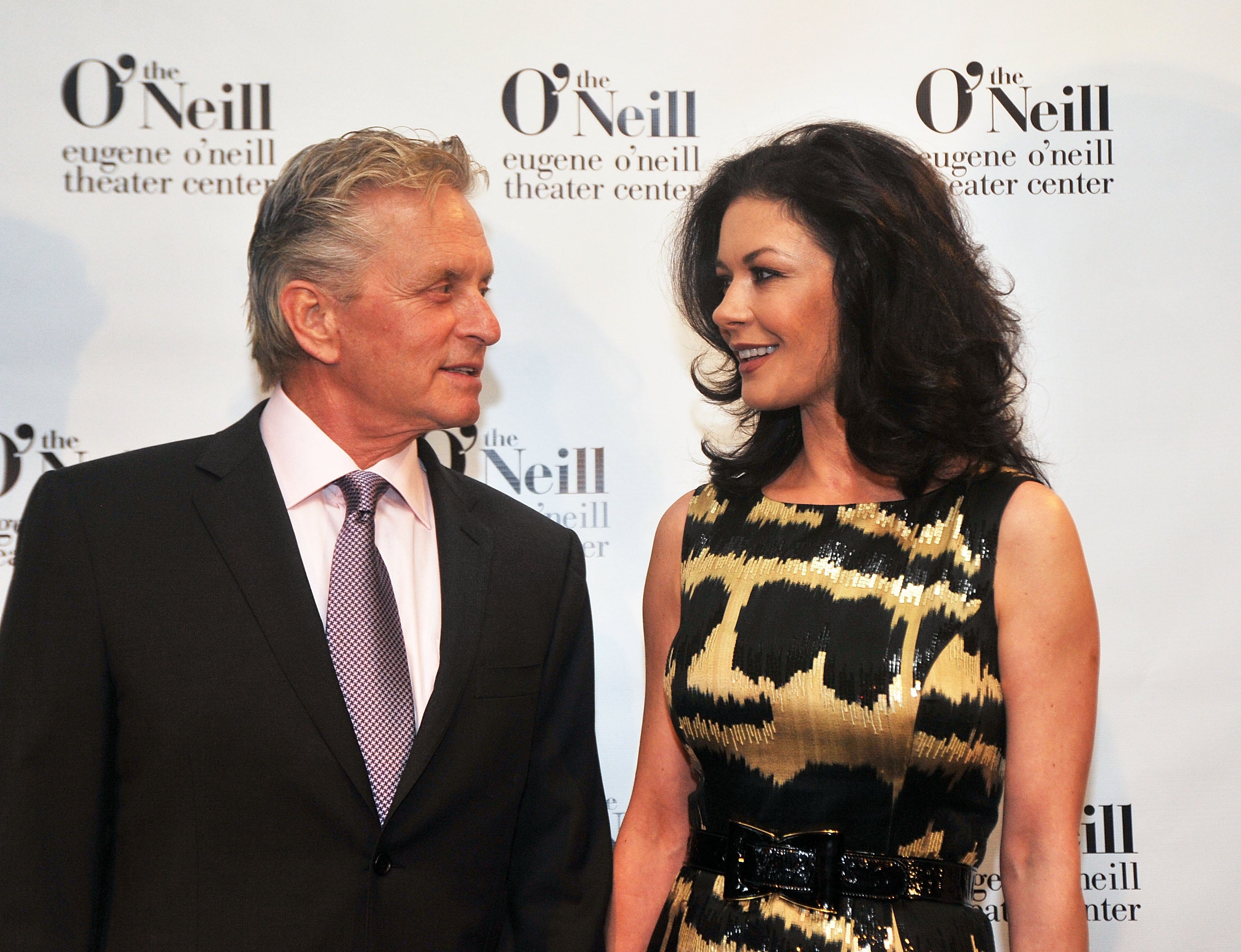 Los acuerdos prenupciales que Hollywood normalizó y España evita: “La idea de hablar de dinero antes de casarse genera incomodidad” 1 En el acuerdo prematrimonial de Michael Douglas y Catherine Zeta-Jones attends estipulaba que el actor debía pagarle hasta cinco millones en caso de tener un 'affaire' fuera de su relación con la actriz. A cambio, Douglas podía quedarse con todos los regalos de boda que estuviesen valorados en más de 12.000 euros.