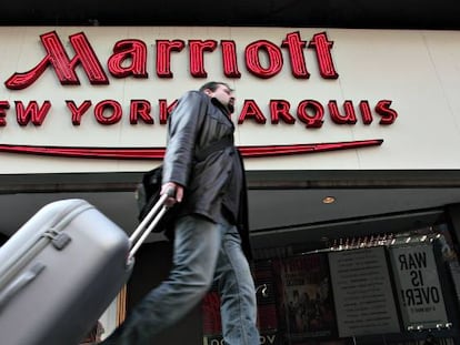 Un cliente pasa por delante de un hotel de Marriott