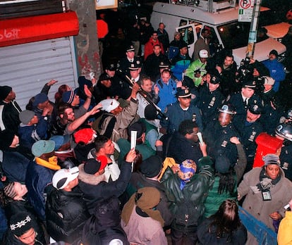 Manifestantes detenidos por la policía en el Bronx, en Nueva York, mientras intentaban marchar alrededor de la manzana donde vivía Amadú Diallo, en el año 2000.