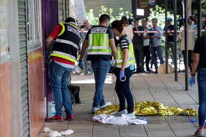 Policías nacionales, ante una mujer asesinada el 10 de septiembre de 2018 en Villaverde.