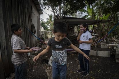 Al terminar las clases del día, Violeta Landa juega con sus dos hermanos en su hogar y ayuda a alimentar a los cerdos y pollos que tienen en su casa.