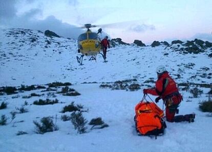 Un momento del rescate en la sierra de Gredos, en la expedición en que falleció Iratxe Urrutia.