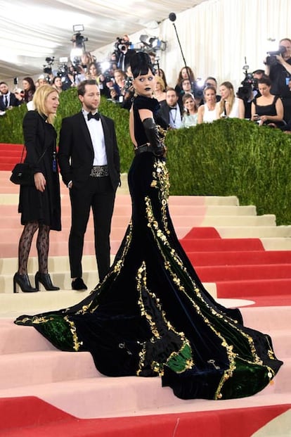 El año pasado era la gala china y Katy Perry fue con un vestido de grafitis. Éste se planta un moño estratosférico y entiende la tecnología como un estado dark y gótico. Por qué no.