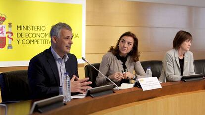 De izquierda a derecha, Luis Serrano, presidente de Somma, Carmen Vela secretaria de Estado de I+D+i, y Teresa Garcia-Mil&agrave;, vice-presidenta de Somma.