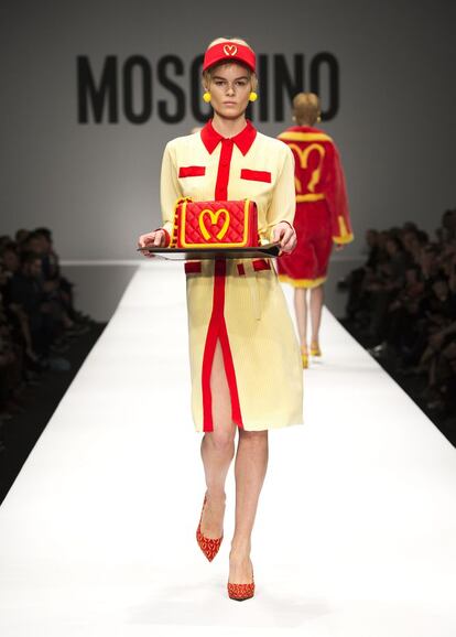 La M de McDonalds y Moschino estaba servida en bandeja. Otra alusi&oacute;n a la comida r&aacute;pida, aderezada por el vestido camisero a modo de uniforme y la visera roja. 