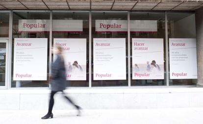 Popular ha iniciado una campaña de refuerzo de su marca por la que se cambiarán los rótulos de todas las oficinas en un plazo no superior a dos meses para la implantación del nuevo logo de la compañía.
