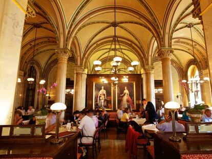 El famoso Café Central de Viena, con su sala de bóvedas y columnas, abrió en 1876.