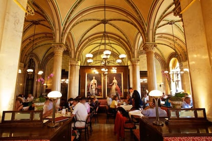 El famoso Café Central de Viena, con su sala de bóvedas y columnas, abrió en 1876.